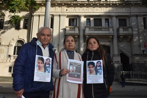 Ariel Acosta (papá de Natalia), Mirta Machado (mamá de Mónica) y Carmela Acosta (hermana de Natalia), juntos frente a tribunales. Crédito: Flavio Raina.