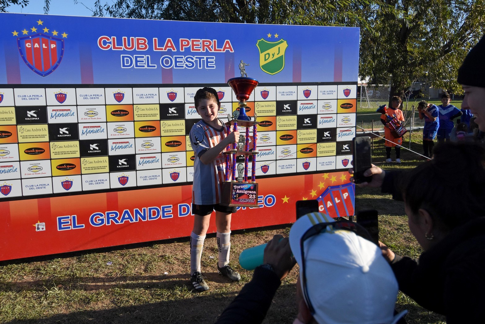 Torneo fútbol infantil en La Perla del oeste. Este domingo finalizó el campeonato que albergó a mas de 1.000 pibes de toda la región. 