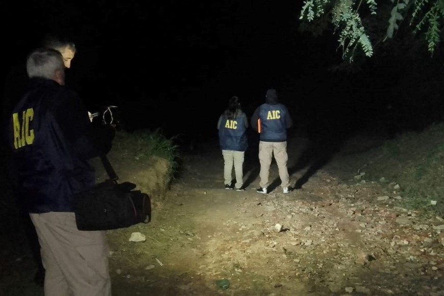 Peritos de la AIC trabajaron en la escena del hallazgo. Crédito: El Litoral.