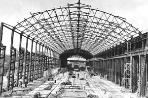 Finalización de las obras de construcción del último de los grandes galpones de la sección remachadores (circa 1948). La imagen pertenece al Archivo del FCGM Belgrano. Foto: Gentileza de los autores