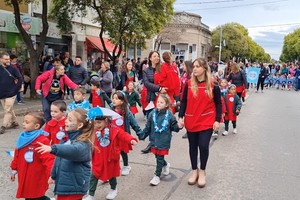 Más de 1500 niños desfilaron por la avenida principal de Casilda