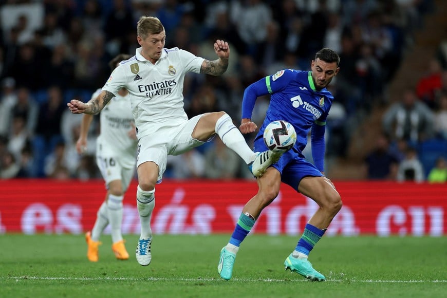 Soccer Football - LaLiga - Real Madrid v Getafe - Santiago Bernabeu, Madrid, Spain - May 13, 2023
Real Madrid's Toni Kroos in action with Getafe's Juan Iglesias REUTERS/Isabel Infantes
