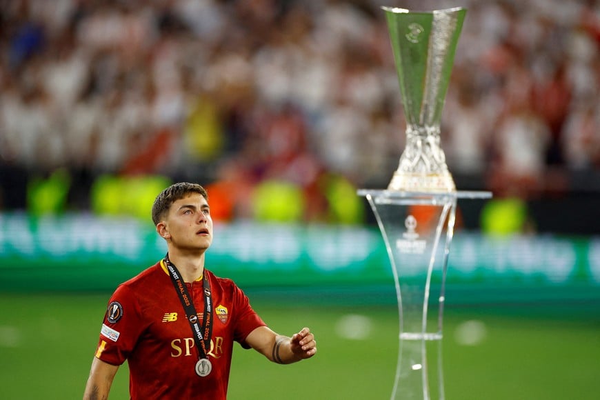 Soccer Football - Europa League - Final - Sevilla v AS Roma - Puskas Arena, Budapest, Hungary - June 1, 2023 
AS Roma's Paulo Dybala reacts as he walks past the trophy after receiving his runners-up medal REUTERS/John Sibley     TPX IMAGES OF THE DAY