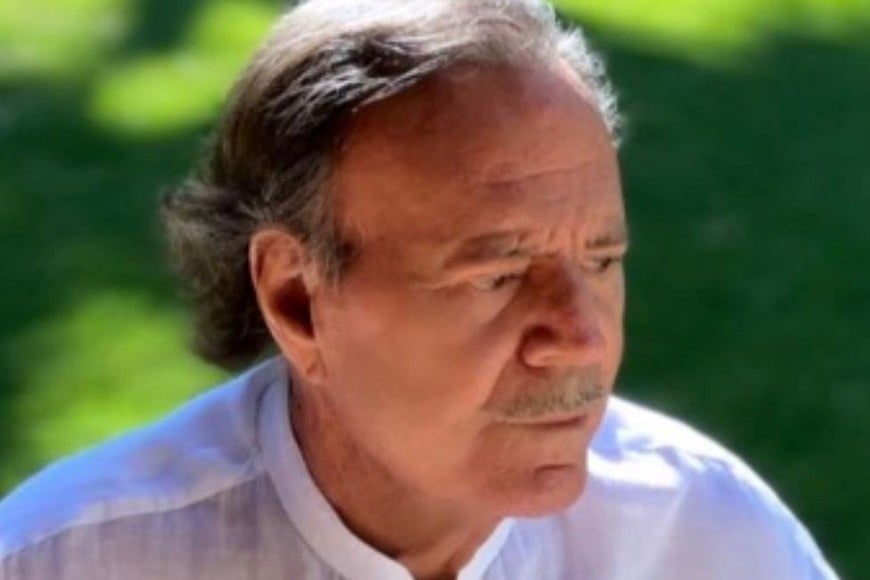 El cantante está por cumplir 80 años y sus fanáticas quieren que haga un show especial para celebrarlo.