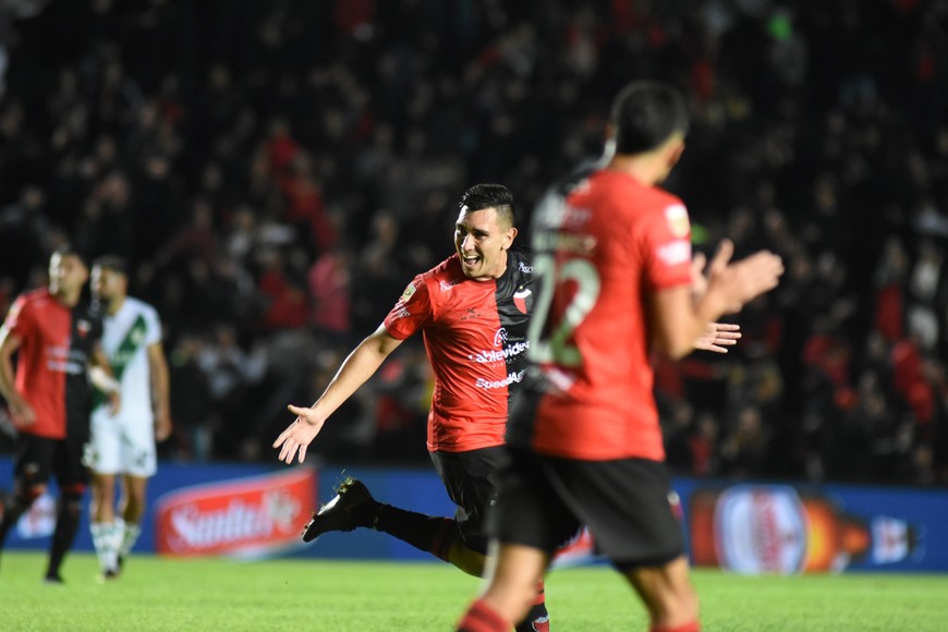 Hace un año. El acuerdo de Colón con Banfield llegó a los doce meses y ahora Juan Pablo Álvrez volverá a Banfield, siendo una "obsesión" para Falcioni. De hecho, el "Emperador" lo pidió como refuerzo necesario en ese momento. Crédito: Manuel Fabatía