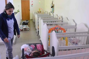 En este momento hay 10 bebés en la sala de deambuladores y 17 niños en la de 2 años. Créditos: Guillermo Di Salvatore