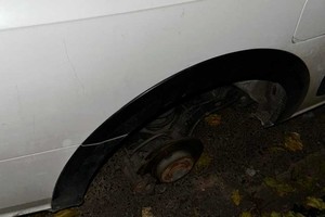 Trago amargo para la dueña de una camioneta a la que le robaron una rueda.