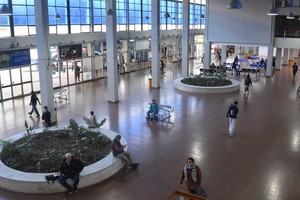 Las dos fuentes ornamentales, ubicadas en la espacio central del hall de la terminal, ya están finalizadas. Crédito: Mauricio Garín