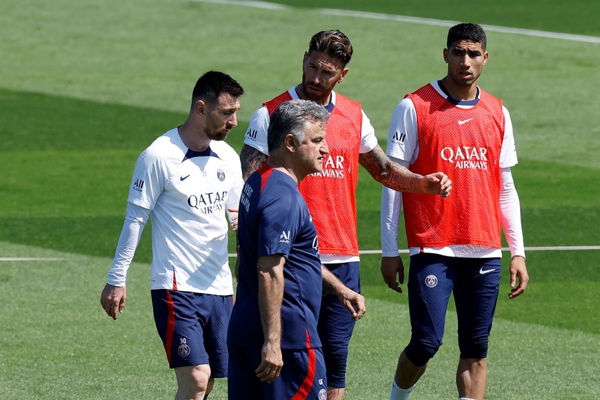 Christophe Galtier junto a Lionel este jueves en el entrenamiento. Crédito: Christian Hartmann / Reuters
