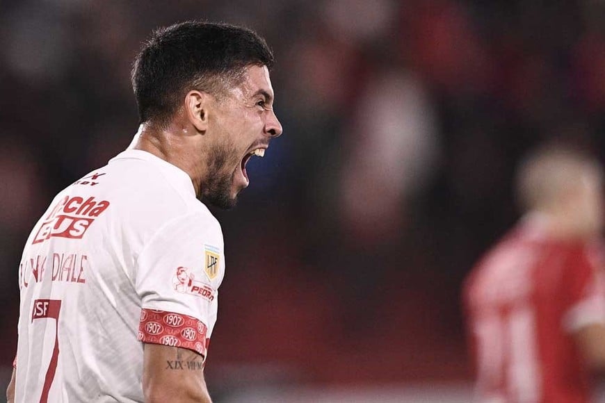 El grito esperado. El festejo de Mauro Luna Diale en la inmensidad de Parque Patricios: con ese zurdazo, el Tate sumó tres puntos vitales contra Huracán y pudo salir de la última posición en la tabla de puntos, además de mejorar el promedio.  Foto: Matías Nápoli