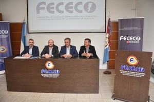 Las autoridades de Fececo junto al diputado Oscar "Cachi" Martínez. Crédito: Guillermo Di Salvatore