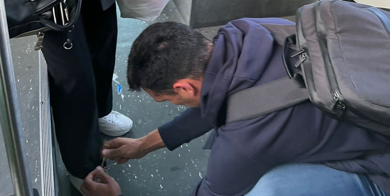 Gesto viral de Scaloni en Córdoba: le ató los cordones a una señora en un colectivo