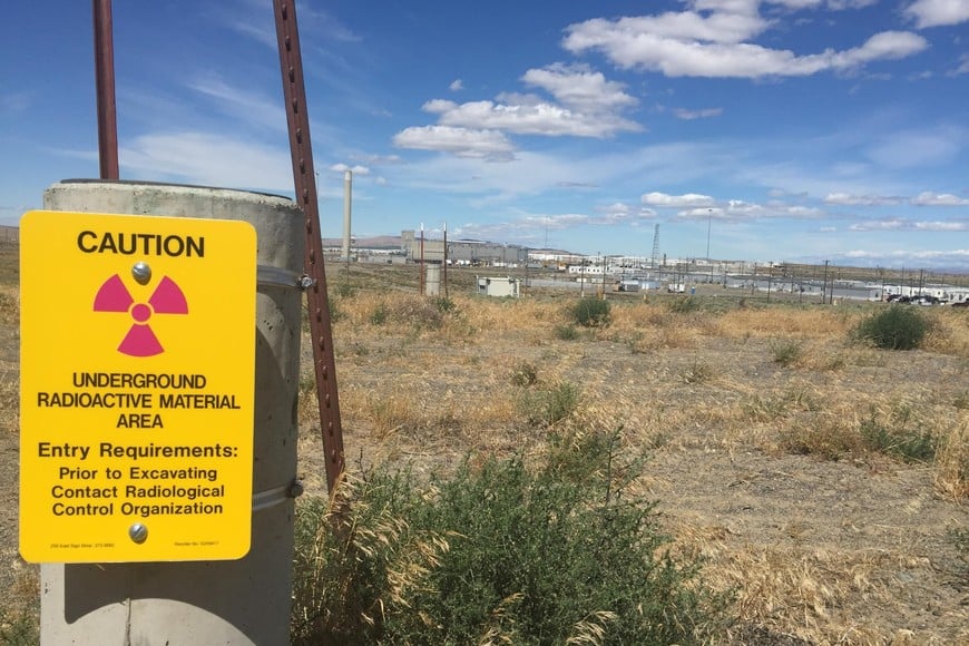 Se creía que el problema estaba resuelto con un plan para encapsular el lodo en vidrio y depositarlo en las montañas de Nevada.