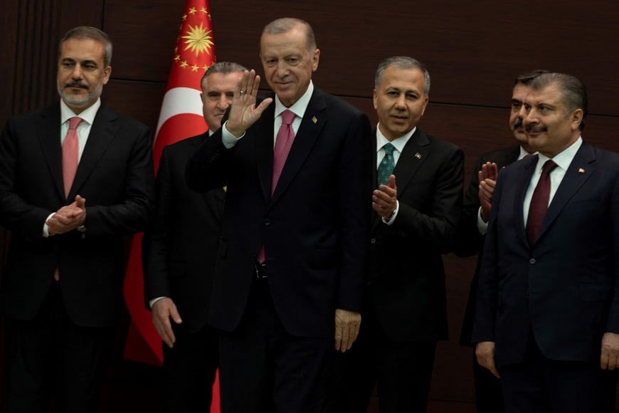 Turkish President Tayyip Erdogan greets the audiece after a press conference where he announced the new cabinet, in Ankara, Turkey June 3, 2023. REUTERS/Umit Bektas