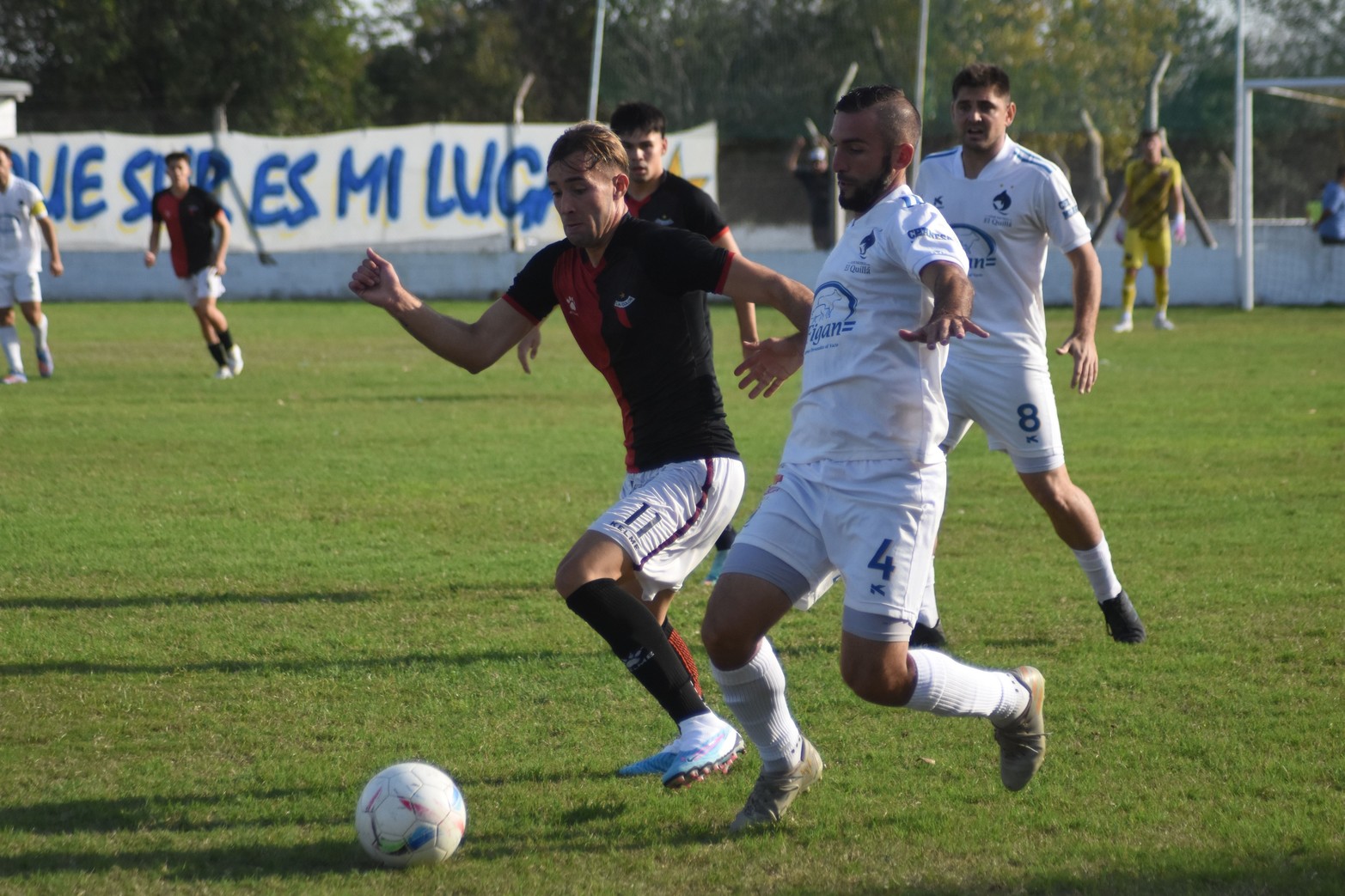 El puntero, de la Liga Santafesina de Fútbol, El Quilla empató 1 a 1 con Colón en un juego que sobraron las emociones.