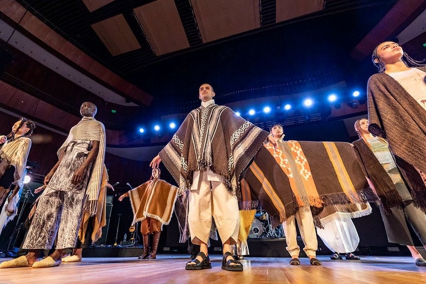Mica 2023: Desfile de ponchos en apertura