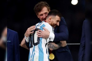 Messi y Alejandro Domínguez en la final de la copa del mundo en Qatar