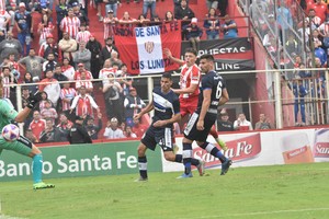 Siente la camiseta. El grito de gol de Jerónimo Dómina en el verde césped del 15 de Abril: de fondo, los trapos, las banderas, los hinchas y un estadio 15 de Abril que explotó con su primer gol a Gimnasia. Su película, con sólo 17 años, es toda en Unión. Crédito: Flavio Raina