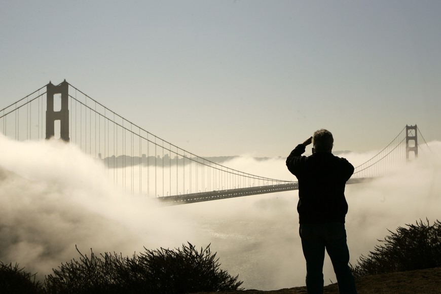 USA/ - Marin County resident John Martiniin takes photographs of the fog-shrouded Golden Gate Bridge from the Marin Headlands in Sausalito, California September 24, 2008.  REUTERS/Robert Galbraith (UNITED STATES) eeuu california  eeuu puente golden gate cubierto por niebla