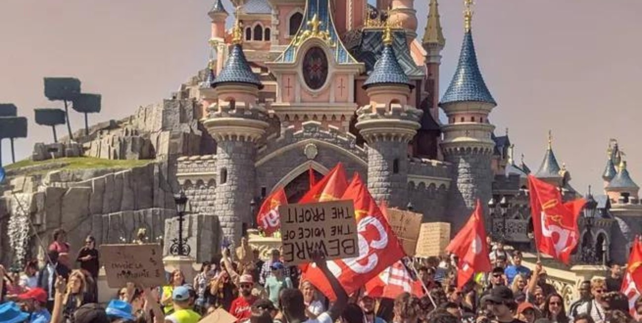 Video: la CGT de Francia tomó el castillo de la Bella Durmiente en Disneyland París