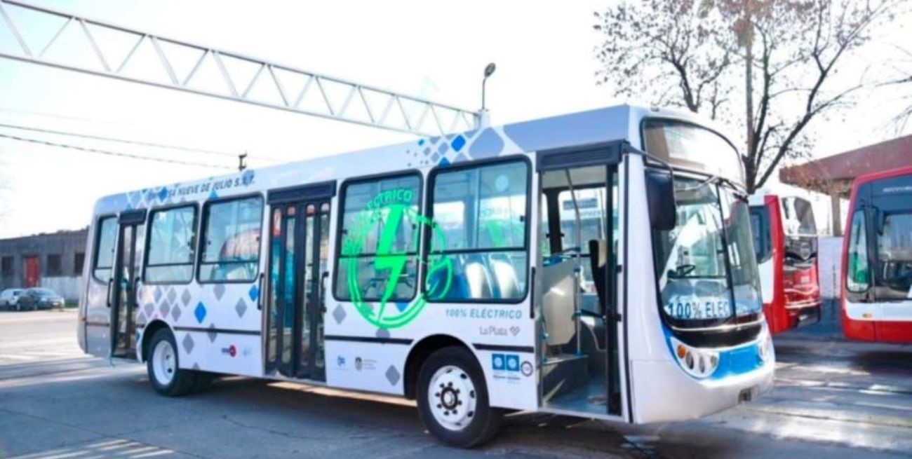 Presentaron en La Plata el primer ómnibus a propulsión eléctrica con baterías de litio del país
