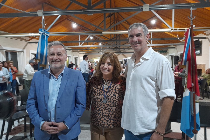 El senador Carlos Kaufmann encabezó el acto, acompañado por Marcelo Lewandowski y Silvina Frana. Crédito: Corresponsalía San Javier.