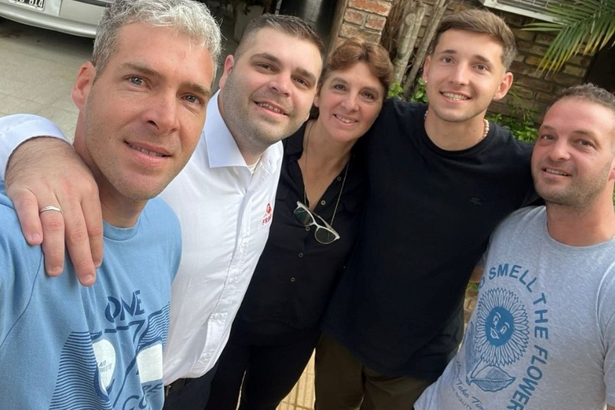 La familia Nardelli. Gian posando con sus seres queridos: Gonzalo, Guido, Patricia y Gastón. Aprovechando el descanso que les dio "Pipo" Gorosito, el chico se volvió a Reconquista para estar con su gente. Crédito: Gentileza Familia Nardelli