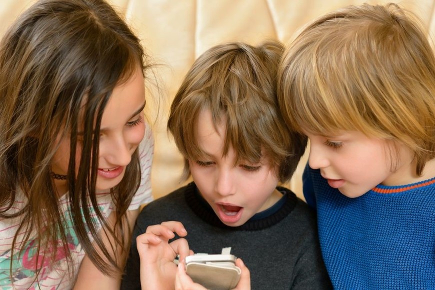 Padres y tutores buscan retrasar el acceso de los menores a los smartphones