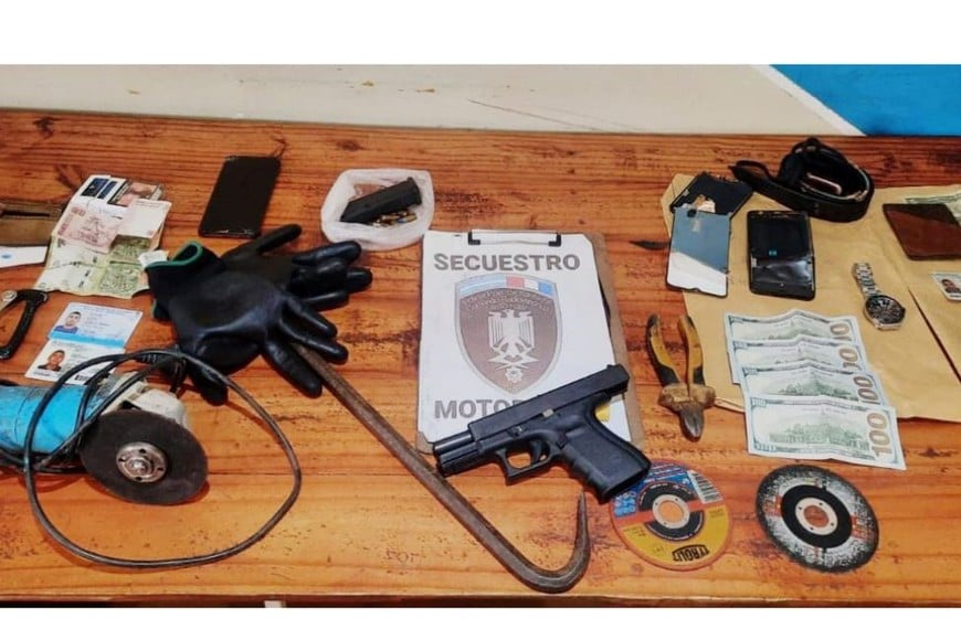 Los elementos secuestrados durante el procedimiento. Crédito: El Litoral.