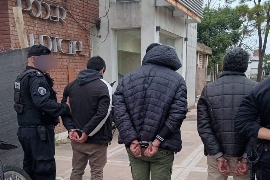 Los tres delincuentes apresados. Luego se supo que uno de ellos tiene pedido de captura por un homicidio en la provincia de Tucumán.. Crédito: El Litoral.