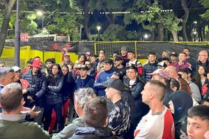 Hinchas de huracán concentrados en la sede del club. Foto @BrianEPecora