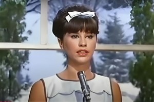Astrud Gilberto (conservó como nombre artístico el de su primer esposo) en 1964, interpretando junto a Stan Getz la canción que los unió. Foto: Captura de pantalla