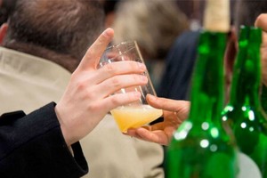 Murieron personas en Rusia por consumo de sidra envenenada con Metanol