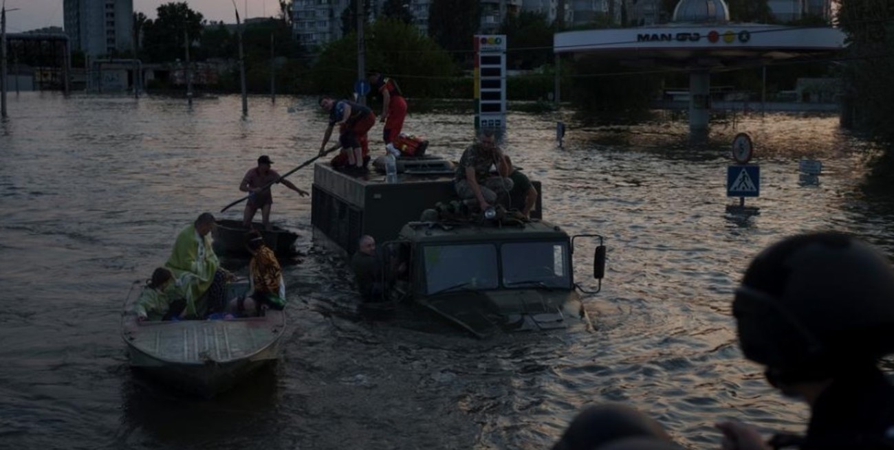 Evacuarán a 65 mil personas por la rotura de la presa en Ucrania