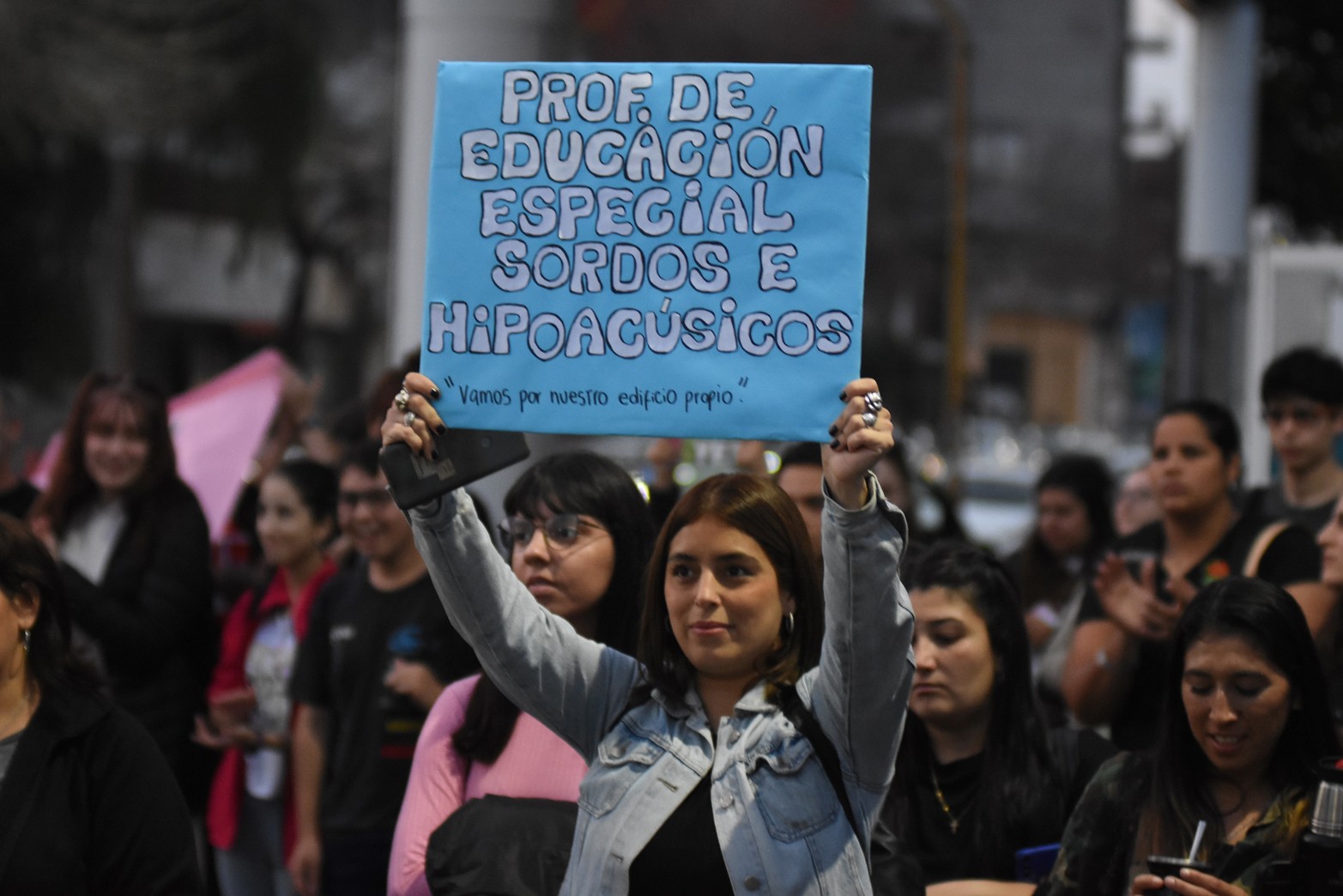 Alumnos del instituto terciario del Almirante Brown, se movilizaron y cortaron Bulevar Pellegrini.