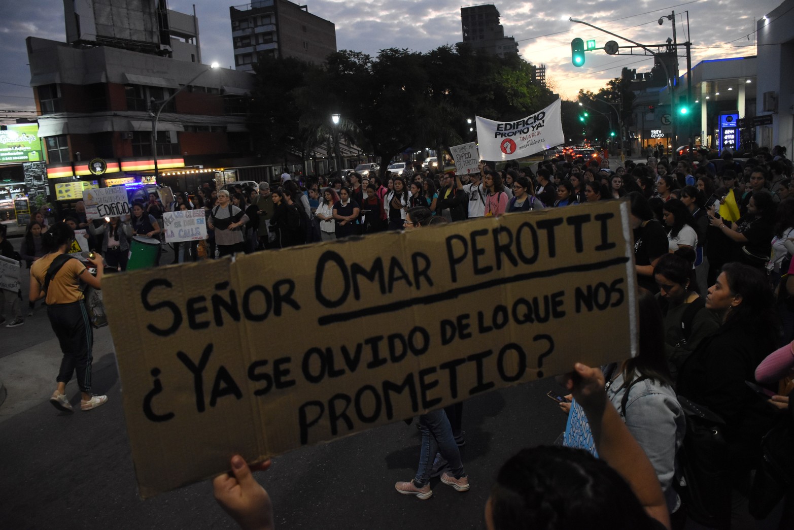 Alumnos del instituto terciario del Almirante Brown, se movilizaron y cortaron Bulevar Pellegrini.
