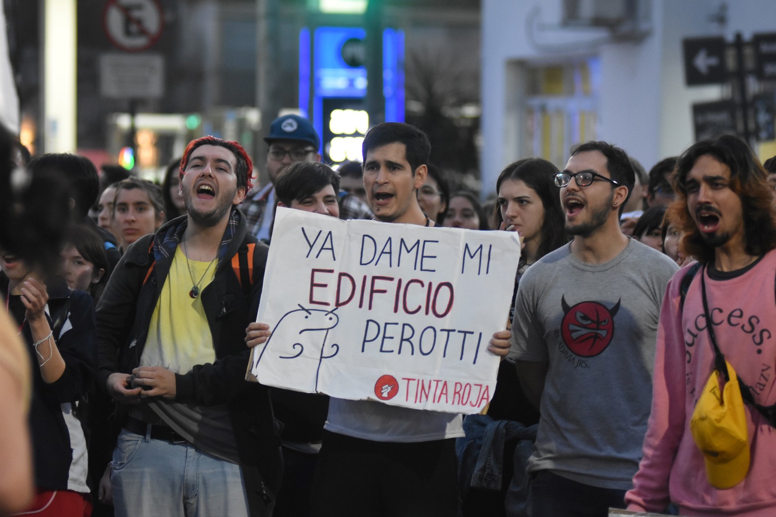 Alumnos del instituto terciario del Almirante Brown, se movilizaron y cortaron Bulevar Pellegrini.