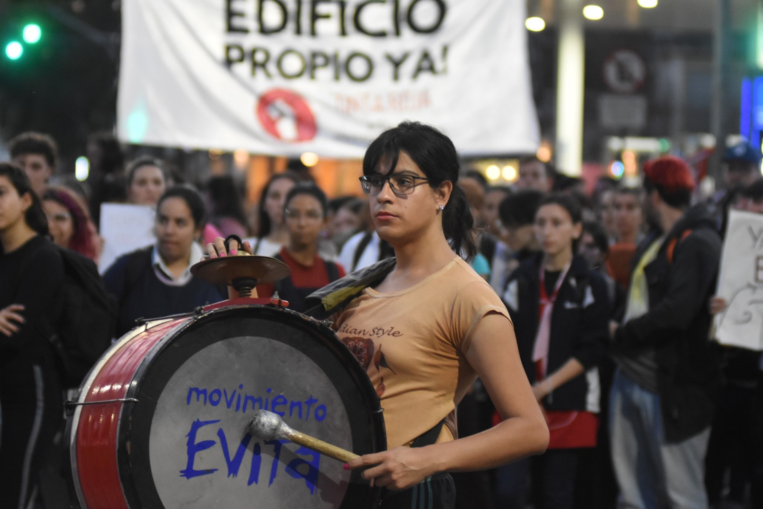 Alumnos del instituto terciario del Almirante Brown, se movilizaron y cortaron Bulevar Pellegrini.