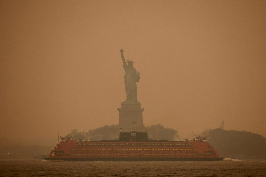FILE PHOTO: The Statue of Liberty is covered in haze and smoke caused by wildfires in Canada, in New York, U.S., June 6, 2023. REUTERS/Amr Alfiky/File Photo