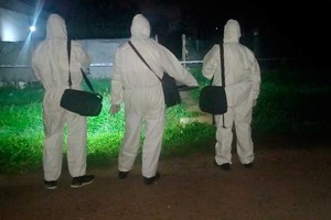 Los peritos de criminalística en el lugar del crimen.