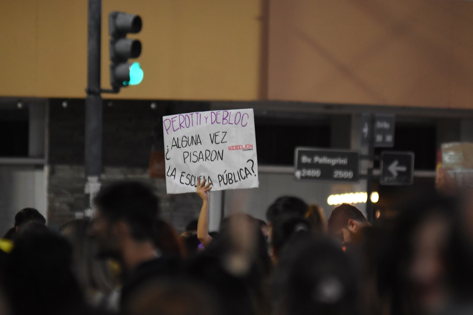 Alumnos del instituto terciario del Almirante Brown, se movilizaron y cortaron Bulevar Pellegrini.