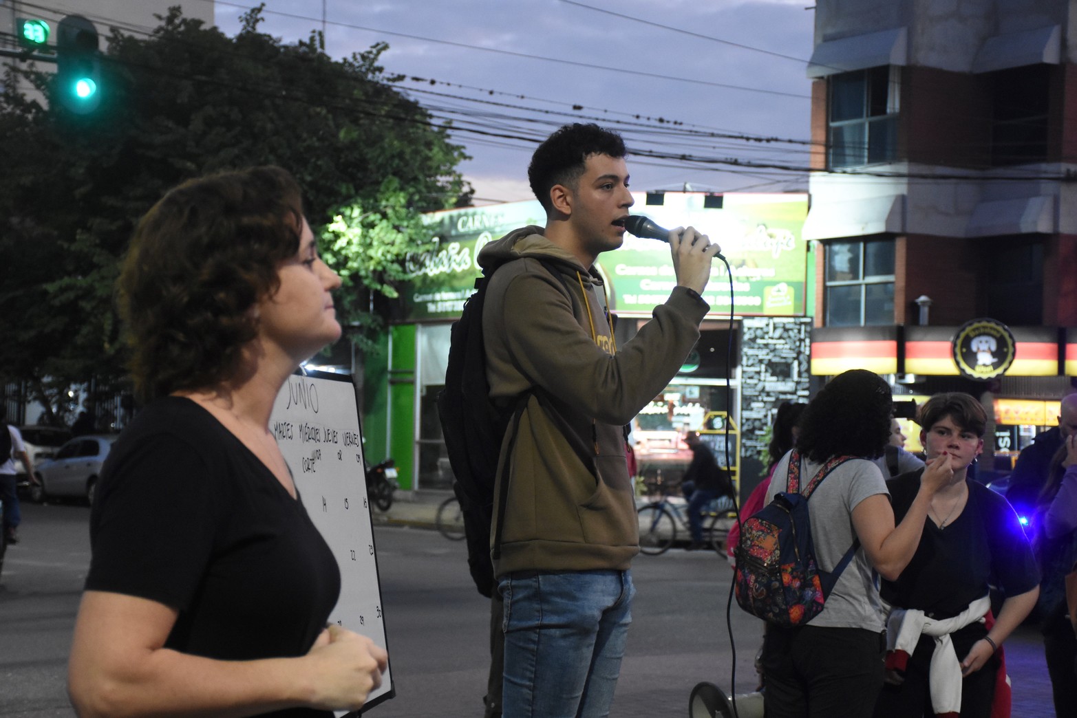 Alumnos del instituto terciario del Almirante Brown, se movilizaron y cortaron Bulevar Pellegrini.