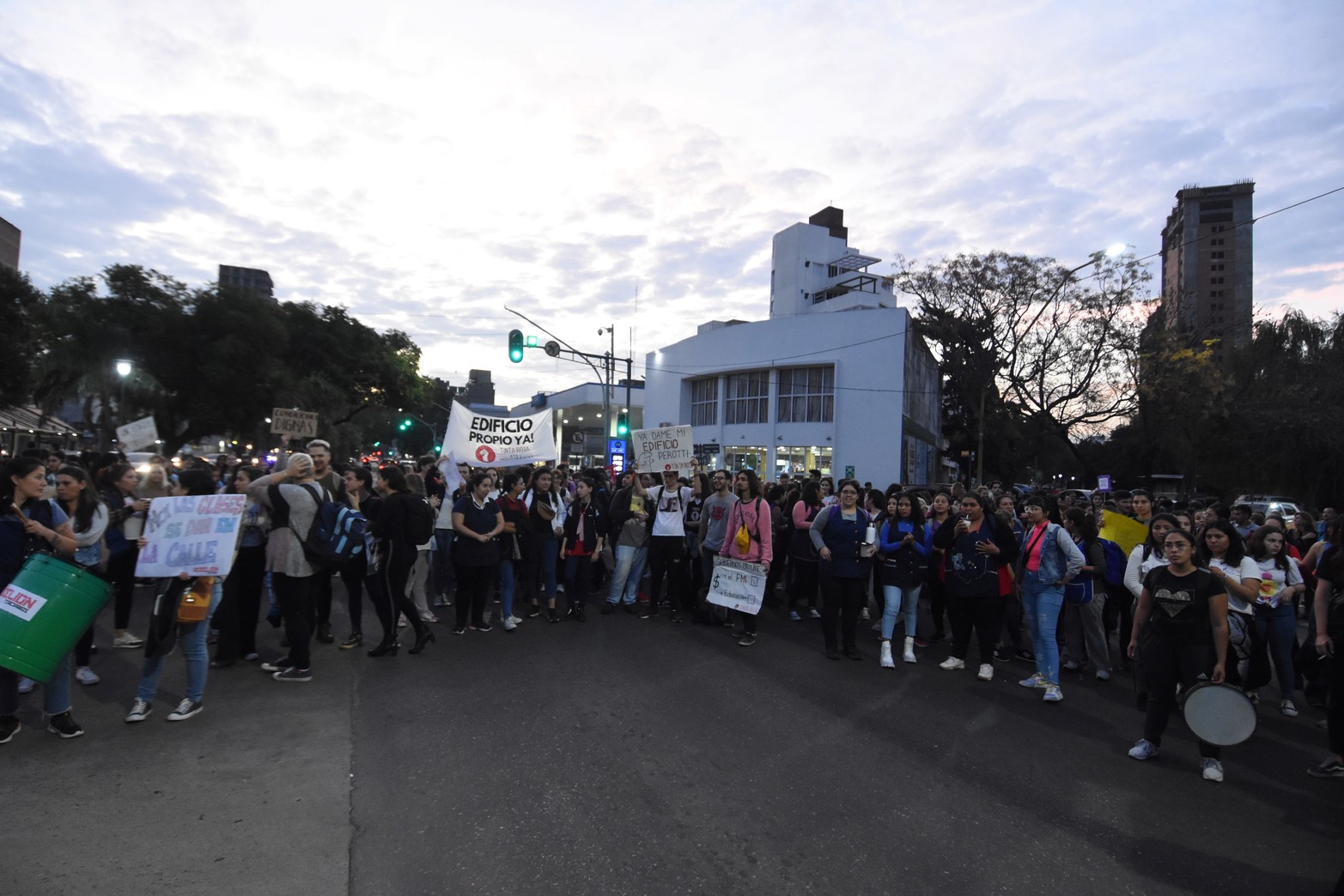 Alumnos del instituto terciario del Almirante Brown, se movilizaron y cortaron Bulevar Pellegrini.