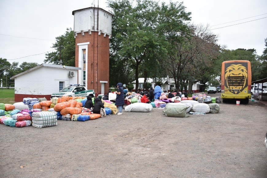 El micro llevaba bultos de diferentes dimensiones en el sector de la bodega, el pasillo y en asientos. Créditos: Prensa GNA