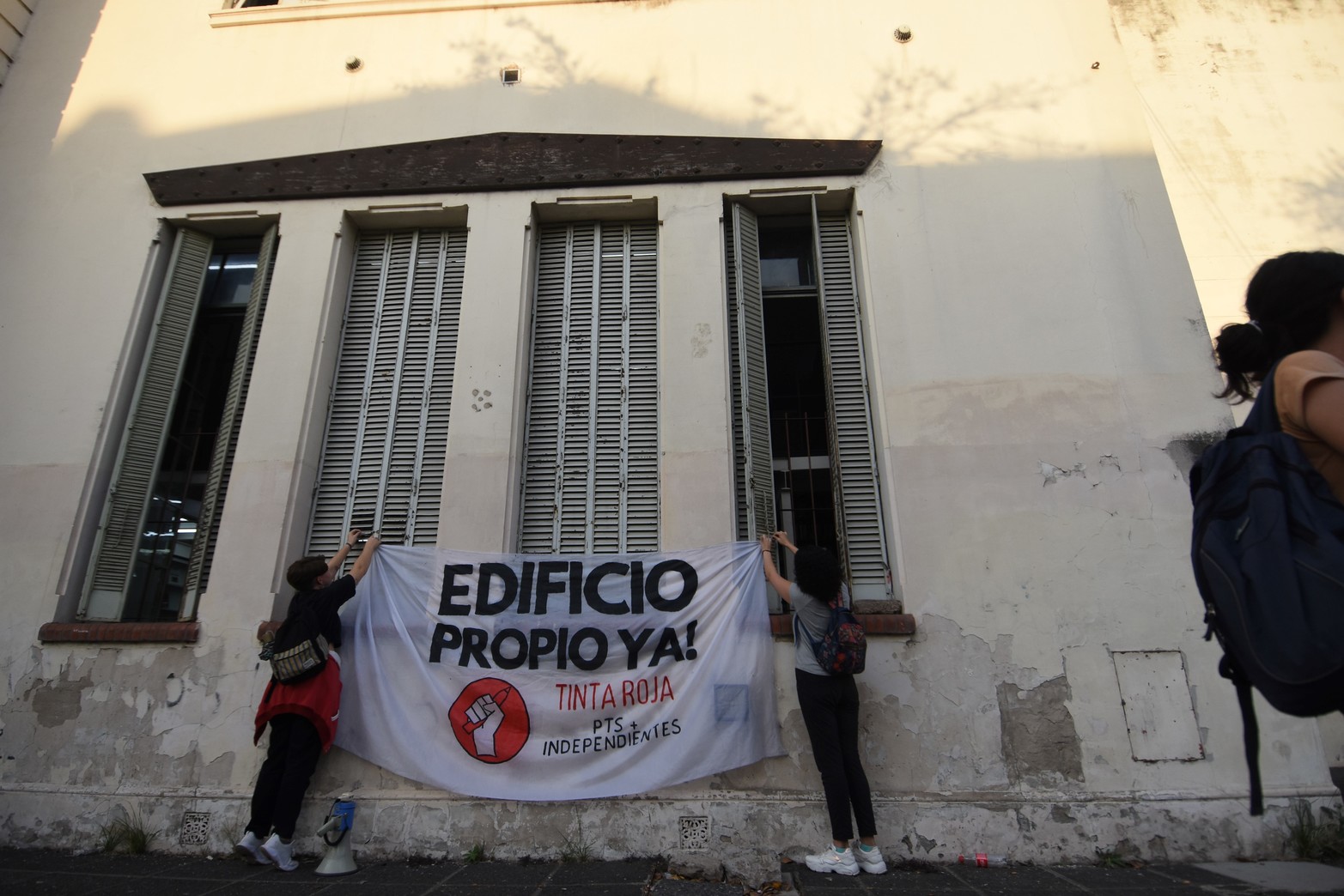 Alumnos del instituto terciario del Almirante Brown, se movilizaron y cortaron Bulevar Pellegrini.
Fotos: Manuel Fabatía