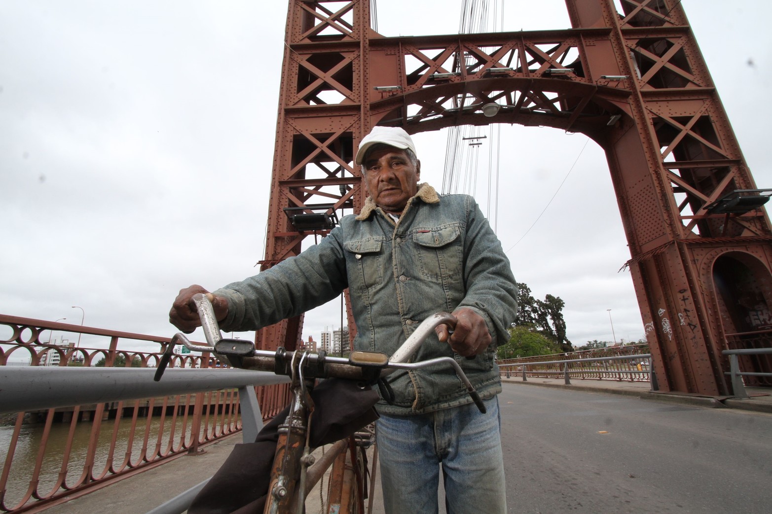 Evaristo Pablo Franco estuvo arriba del puente colgante el día que se cayó. Fue el último que lo circulo ante de su caída.