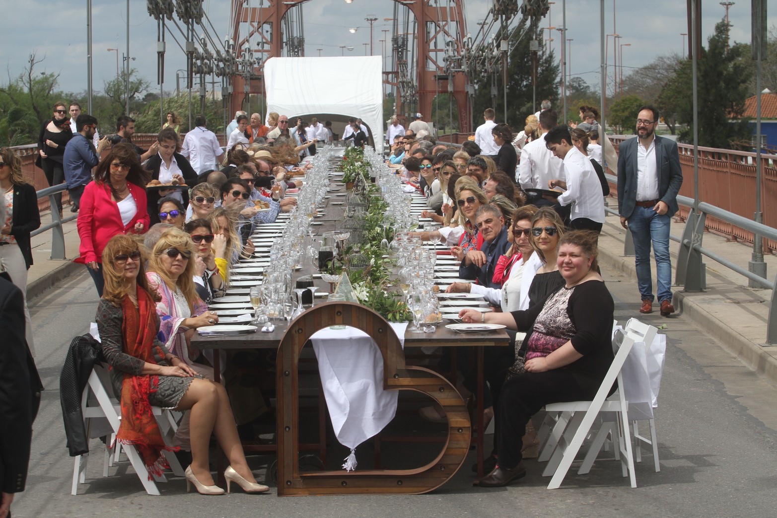 En varias ediciones el Almuerzo solidario en beneficio del hospital de Niños se realizó sobre el puente colgante.