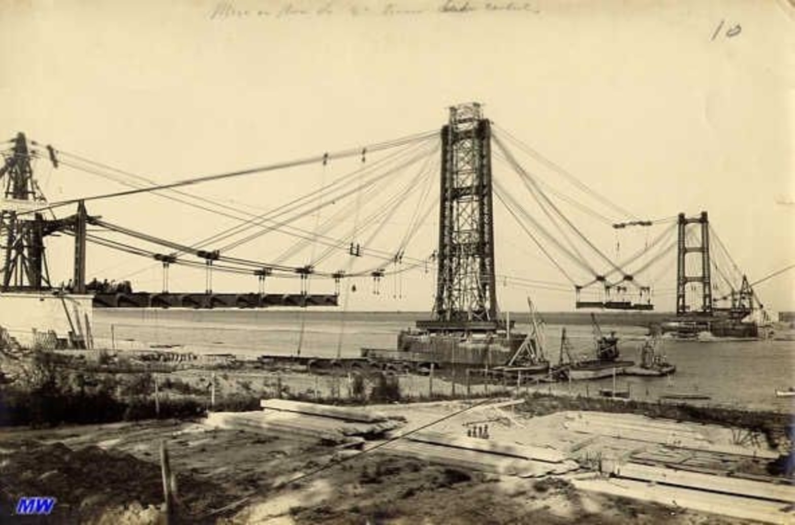 La construcción del puente se realizó en dos tramos. Las bases estuvieron a cargo de Obras Sanitarias de la Nación, mientras que, en 1925, se terminaron los anclajes y se trajo por agua la estructura metálica desde Cherburgo, para su posterior emplazamiento sobre los pilares ya armados.