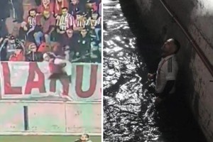 El momento en el que cae y el hombre luego dentro de la fosa.