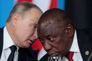El presidente de Rusia, Vladímir Putin, habla con el presidente de Sudáfrica, Cyril Ramaphosa, en la primera sesión plenaria como parte de la Cumbre Rusia-África 2019 Créditos: Sergei Chirikov/Pool vía REUTERS